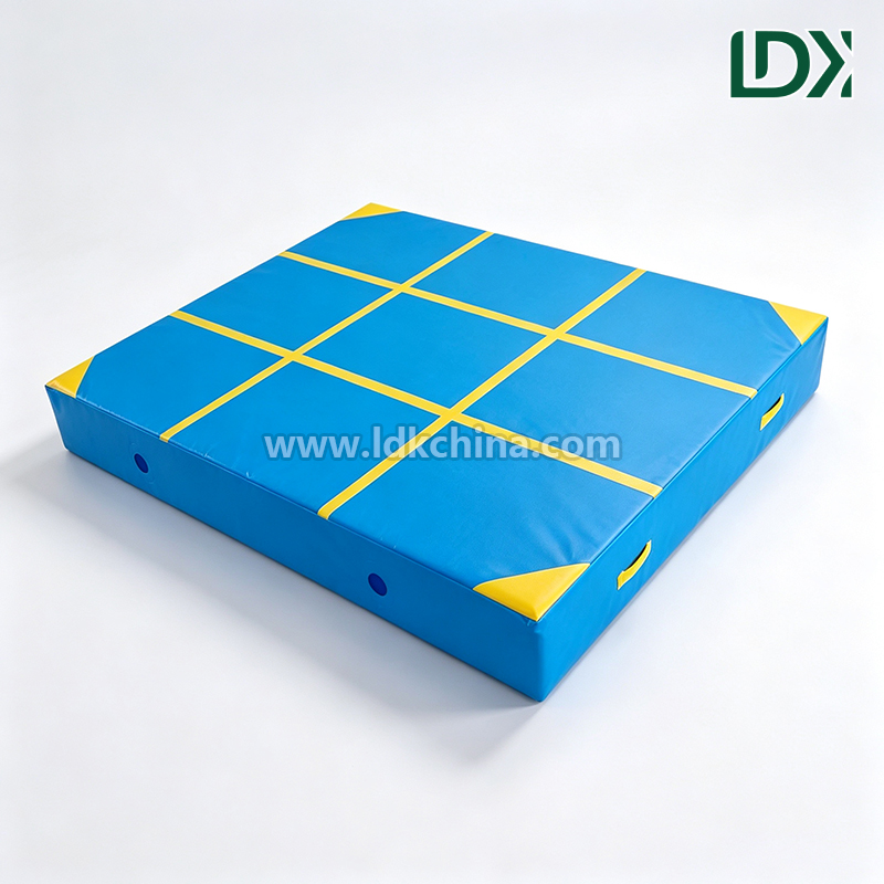 Durable Wholesale Landing Mat Custom Size Crash Pad Waterproof Mat for Gymnastic Vaulting and Outdoor Training Featured Image