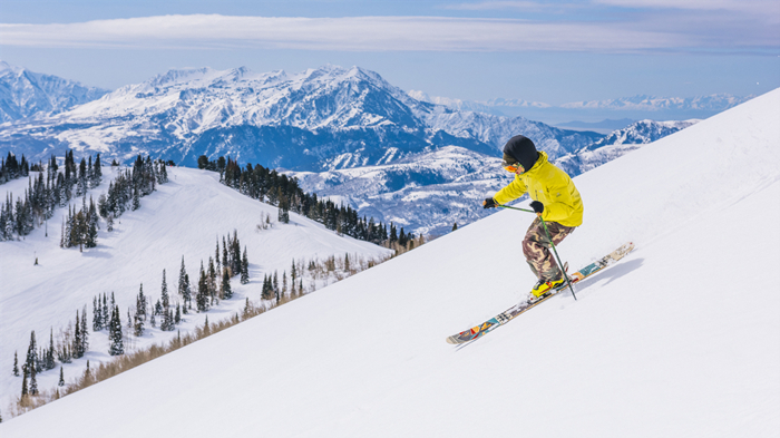 What do people do in winter ? My answer is ——skiing of course!