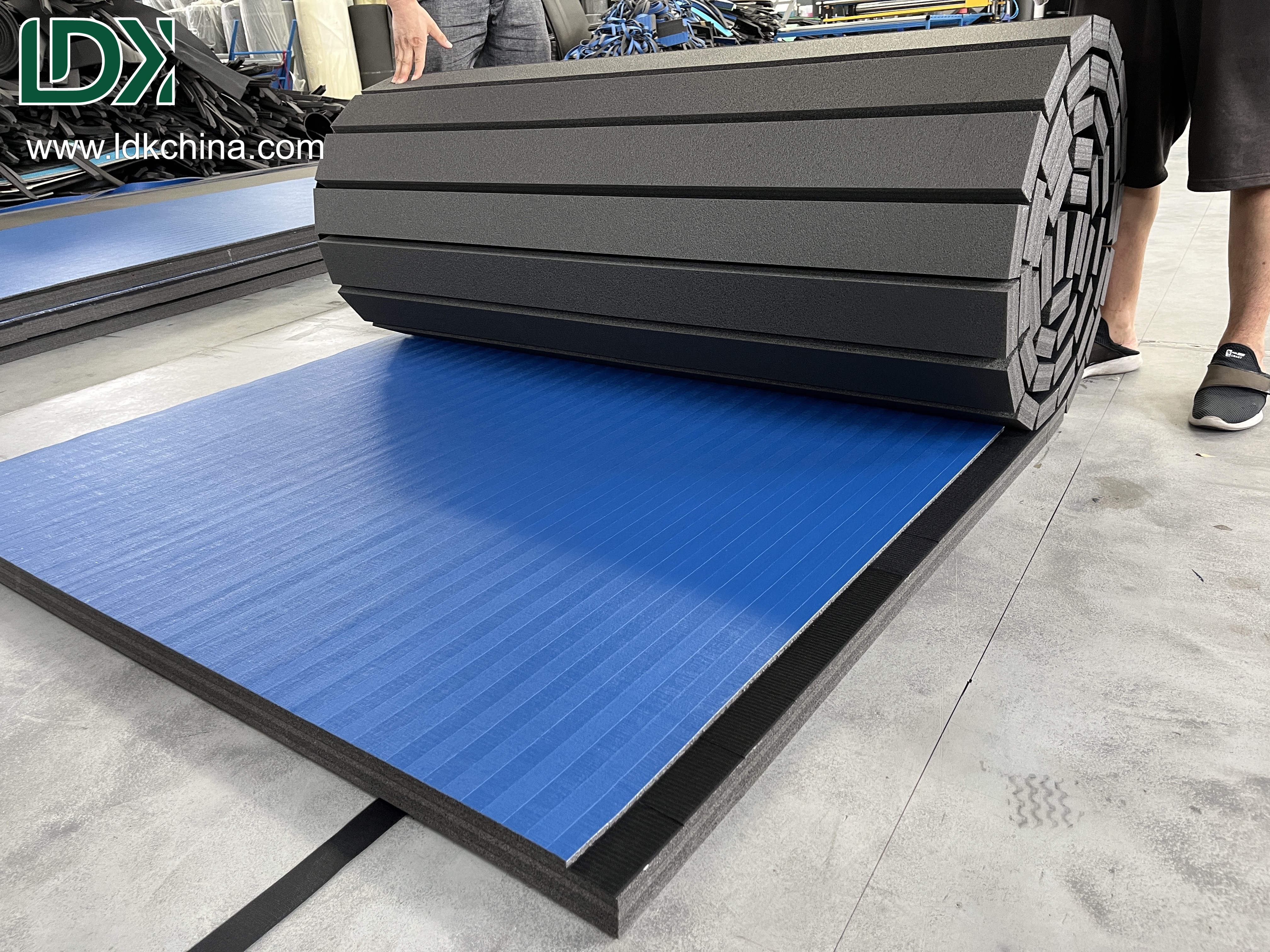 LDK Sports Equipment Factory Direct Sales Rolled up Rhythmic Gymnastics Vault Runway Vaulting Table 25m XPE/EVA Material