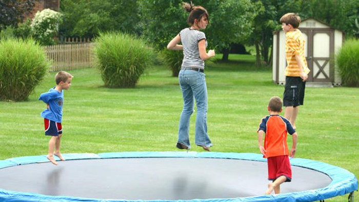 Trampoline is a good way to exercise！Play it in your backyard!