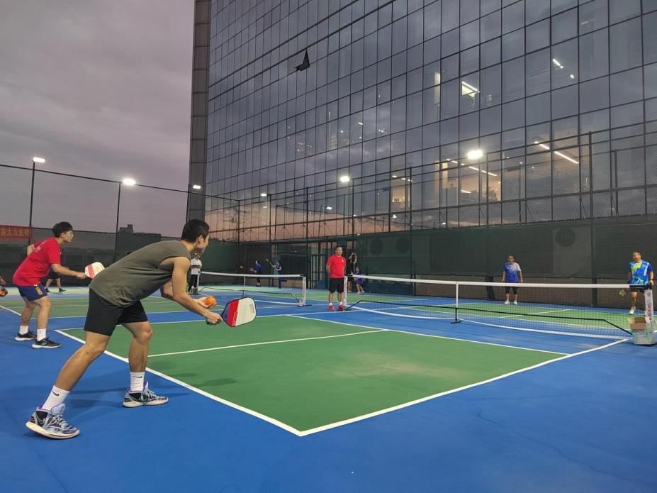 Pickleball Court Surface Selection: PVC vs Acrylic Coatings
